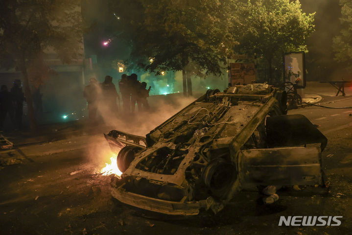 [낭테르=AP/뉴시스] 30일(현지시간) 프랑스 파리 교외 낭테르에서 경찰이 교통검문 중 17세 배달기사를 사살한 것에 분노한 시위대가 시위를 벌인 가운데 차량이 불에 타고 있다. 2023.06.30.