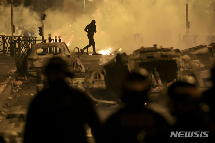 [낭테르=AP/뉴시스] 프랑스에서 경찰의 총격으로 17세 알제리계 청년이 숨진 것에 항의하는 시위가 나흘째 계속 됐다. 사진은 지난 30일(현지시각) 프랑스 파리 교외 낭테르에서 벌어진 시위의 모습. 2023.06.30.