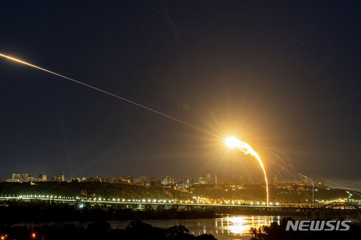 [키이우=AP/뉴시스] 러시아가 12일 만에 우크라이나 수도 키이우를 향해 밤새 드론 공격을 감행했다. 사진은 지난 5월 30일(현지시간) 우크라이나 수도 키이우에서 이란제 샤헤드 드론이 요격되는 모습. 2023.07.02.