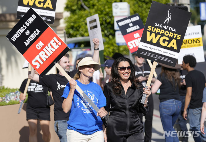 [로스앤젤레스=AP/뉴시스] 14일(현지시간) 월스트리트저널(WSJ) 등에 따르면 미국 배우·방송인 노동조합(SAG-AFTRA)은 최근 영화·TV 제작자연맹(AMPTP)과의 고용계약 협상 결렬로 이날 파업에 돌입했다. 사진은 지난 5월8일(현지시간) 미국 로스앤젤레스 파라마운트픽처스 스튜디오 밖에서 프랜 드레셔 SAG-AFTRA 회장(앞줄 오른쪽) 등이 작가 파업 집회에 참석하는 모습. 2023.05.08.
