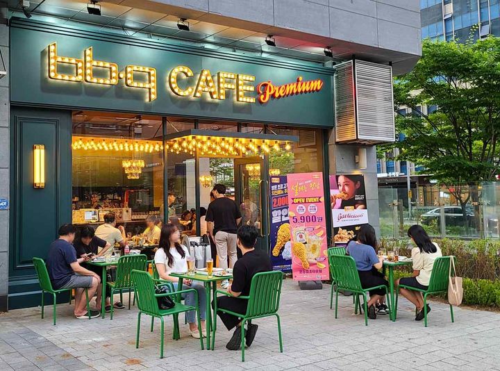 BBQ가 송파구 법조타운에 BBQ 프리미엄 카페 매장을 오픈했다. (사진=BBQ그룹 제공)