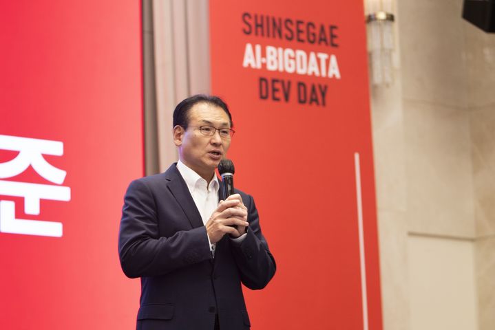형태준 신세계아이앤씨 대표가 신세계그룹의 AI 및 빅데이터 개발자 대상 컨퍼런스 ‘DEVX 2023’에서 발표하고 있다. (사진=신세계아이앤씨 제공)&nbsp; *재판매 및 DB 금지