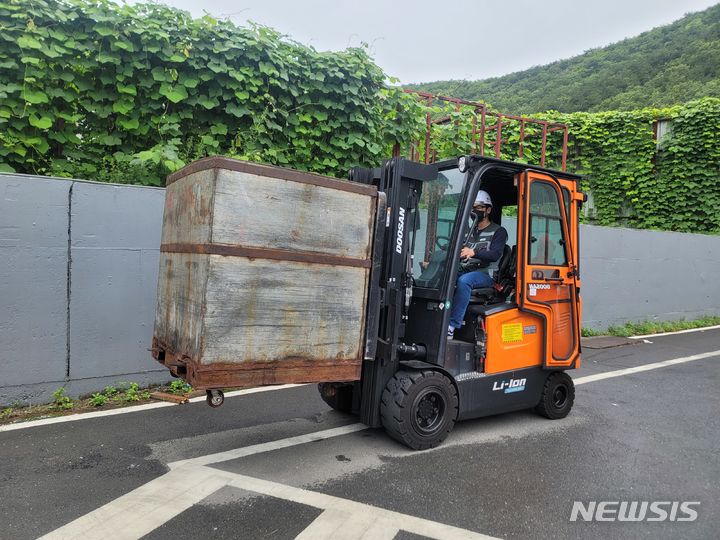 [경주=뉴시스]지난 29일 에코비트에너지 경주 사업장에서 작업자가 LG유플러스의 '영상안전 지게차 충돌방지 솔루션'을 시연하고 있다. (사진=윤현성 기자)