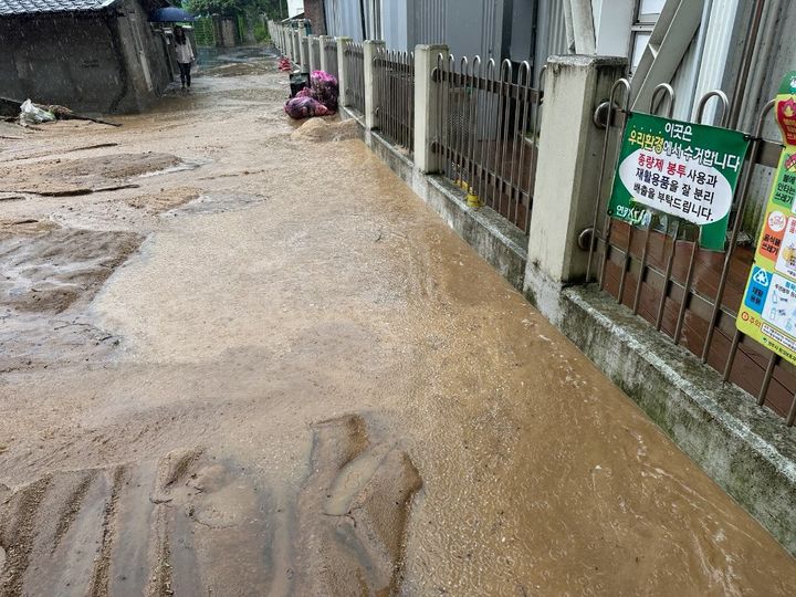 [영주=뉴시스] 30일 오전 9시27분께 경북 영주시 영주동의 한 학교가 폭우로 인한 하수구 역류로 침수됐다. (사진=경북소방본부 제공) 2023.06.30. photo@newsis.com  *재판매 및 DB 금지