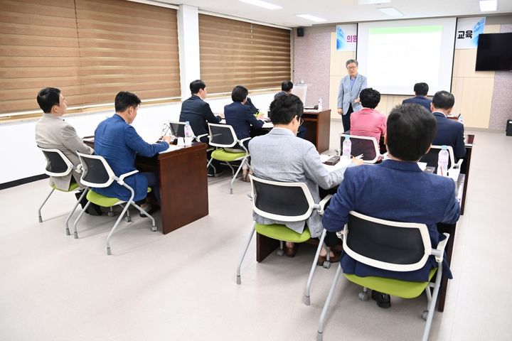 [대구=뉴시스] 대구 서구의회는 '의원 역량강화 · 4대 폭력 예방 교육'을 실시했다. (사진=대구 서구의회 제공) 2023.06.30. photo@newsis.com *재판매 및 DB 금지