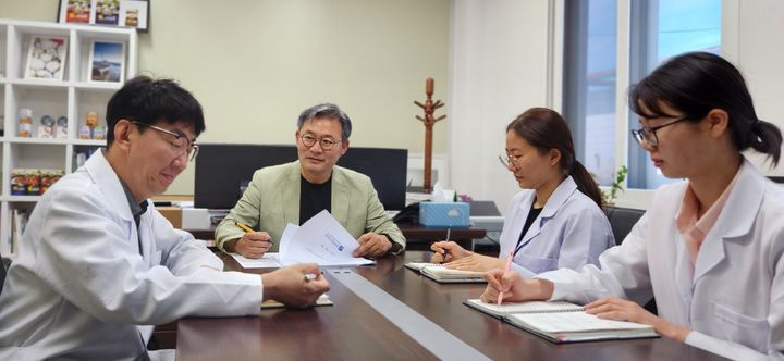 여수새고막 주식회사 직원들이 식품 개발 연구 회의를 하고 있다. *재판매 및 DB 금지