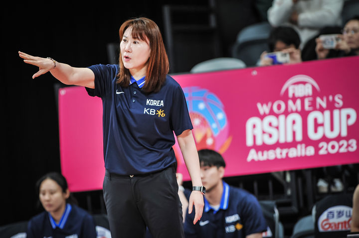 [서울=뉴시스] 2024 파리 올림픽 최종예선 진출에 실패한 한국 여자농구 대표팀의 정선민 감독이 짙은 아쉬움을 드러내며 "많은 숙제를 안고 가는 대회"라고 평했다. (사진 = 대한민국농구협회 제공) *재판매 및 DB 금지