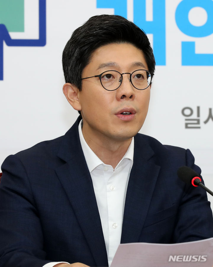 [서울=뉴시스] 고범준 기자 = 김병민 국민의힘 최고위원이 지난 6월30일 오전 서울 여의도 국회에서 열린 청년정책네트워크 3호 정책 '개인정보 알, 파, 고' 발표에서 발언을 하고 있다. 2023.06.30. bjko@newsis.com