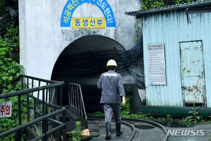 [화순=뉴시스] 김혜인 기자 = 화순탄광 폐광 종업식이 열린 30일 오전 전남 화순군 동면 대한석탄공사 화순광업소에서 광부가 탄광을 들어가고 있다. 국내 1호이자 국토 서남권의 유일한 화순탄광은 1905년 문을 연 이후 지역 경제를 견인해왔지만 정부가 만성 적자에 시달리는 한국석탄공사를 정리하는 정책 결정을 내리면서 문을 닫게됐다. 2023.06.30. hyein0342@newsis.com