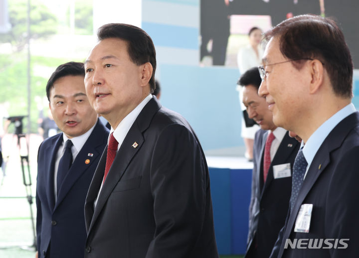 [고양=뉴시스] 전신 기자 = 윤석열 대통령이 30일 경기도 고양 어울림누리 별무리경기장에서 열린 대곡-소사 복선전철 개통 기념식을 마친 뒤 원희룡 국토교통부 장관과 대화하고 있다. (대통령실통신사진기자단) 2023.06.30. photo1006@newsis.com