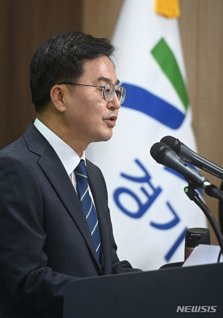 [수원=뉴시스] 김종택 기자 = 김동연 경기도지사가 30일 경기도 수원시 영통구 경기도청 브리핑룸에서 취임 1주년 기자회견을 하고 있다. 2023.06.30. jtk@newsis.com