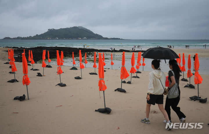 [제주=뉴시스] 우장호 기자 = 기상청은 3일 "내일부터 모레 오전 사이 전국 대부분 지역에 강하고 많은 비가 오겠다"고 예보했다. 하진은 제주도 전역에 호우주의보가 내려진 지난달 30일 오후 제주시 한림읍 협재해수욕장이 궂은 날씨로 인해 한산한 모습. 2023.06.30. woo1223@newsis.com