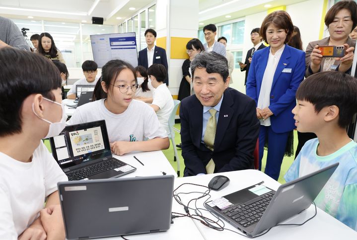 [서울=뉴시스] 이주호 부총리 겸 교육부 장관이 지난 6월30일 경남 창원 상남초등학교를 방문해 디지털 기술 활용 수업 참관을 하고 있다. (사진=교육부 제공) 2023.06.30. photo@newsis.com *재판매 및 DB 금지
