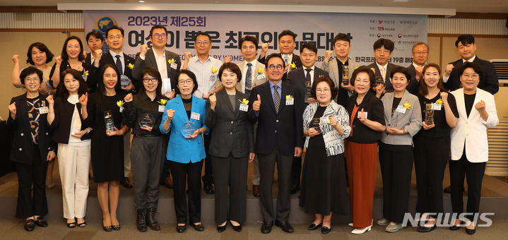 [무안=뉴시스] 전남도는 여성가족부와 산업통상자원부가 후원하는 '제25회 여성이 뽑은 최고의 명품 대상' 친환경 쌀 부문에서 전남 쌀이 17년 연속 선정되는 성과를 거뒀다고 30일 밝혔다. (사진=전남도 제공) 2023.06.30. photo@newsis.com