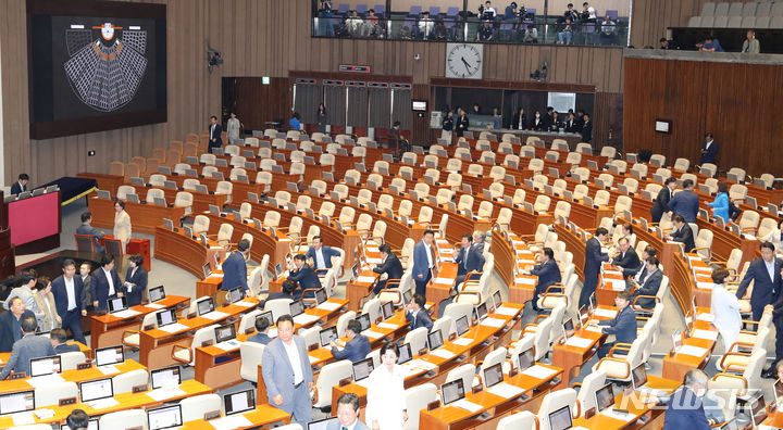 [서울=뉴시스] 전진환 기자 = 30일 오후 서울 여의도 국회에서 열린 제407회국회(임시회) 제7차 본회의에서 노동조합 및 노동관계조정법 일부개정법률안(대안) 본회의 부의의 건에 대한 투표가 진행되는 가운데 국민의힘 의원들이 퇴장해 의원석이 비어 있다. 2023.06.30. amin2@newsis.com