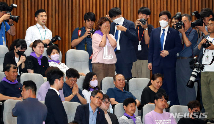 [서울=뉴시스] 추상철 기자 = 이태원참사 유가족협의회가 30일 오후 서울 여의도 국회에서 열린 제407회국회(임시회) 7차 본회의를 방청하고 있다. 2023.06.30. scchoo@newsis.com