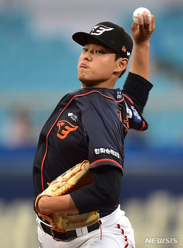 [대구=뉴시스] 이무열 기자 = 30일 오후 대구 삼성라이온즈파크에서 열린 프로야구 신한은행 SOL 2023 KBO리그 한화 이글스와 삼성 라이온즈의 경기, 1회말 한화 선발투수 문동주가 역투하고 있다. 2023.06.30. lmy@newsis.com