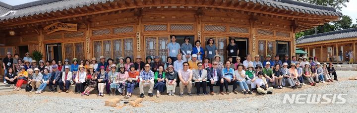 &nbsp; 한국수필가협회의 토문재 방문