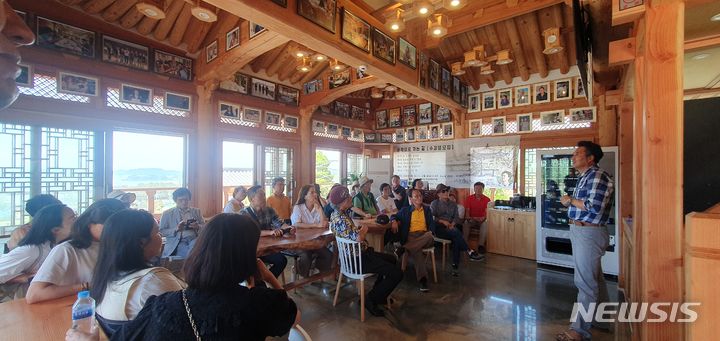 &nbsp; 함안예총 임원진들에게 토문재의 현황을 설명하는 박병두 촌장(사진 오른쪽)