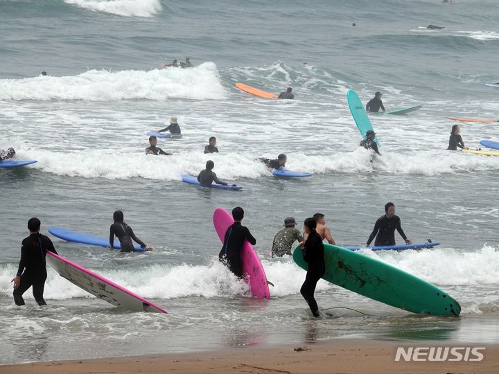 [제주=뉴시스] 오영재 기자 = 제주도 내 지정해수욕장이 본격 개장한 1일 오전 서귀포시 중문색달해수욕장에서 서핑객들이 서핑을 하고 있다. 2023.07.01. oyj4343@newsis.com