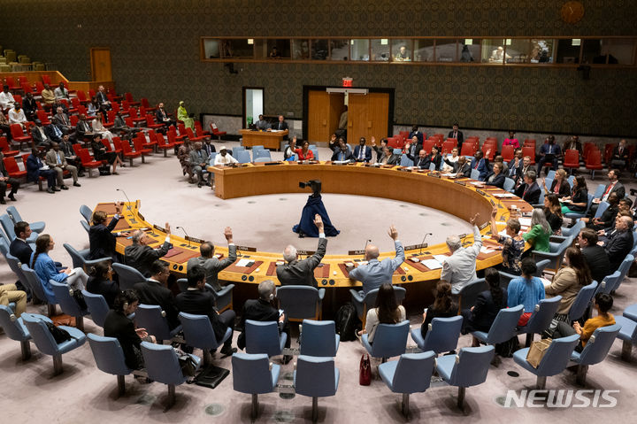 [ 유엔본부=신화/뉴시스] 유엔 말리 파견군의 임무 종결을 결의한 6월30일의 안보리 상임이사회. 말리의 유엔파견단은 현지 상황의 악화로 말리의 부대와 시설을 말리정부에 인계하고 올 연말까지 모든 병력과 인원을 철수시키기로 확정했다. 2023. 08. 15. 