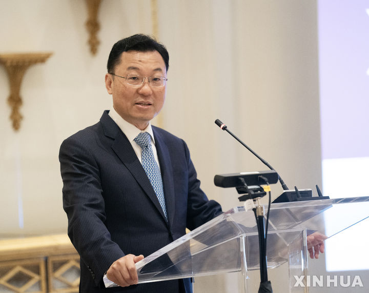 [워싱턴D.C.=AP/뉴시스] 셰평 주미중국대사가 지난 6월28일 미국 수도 워싱턴 DC에서 열린 첨단의료기술협회(AdvaMed)가 주최한 조찬 브리핑에서 연설하고 있다. 셰펑 주미 중국 대사는 지난 8월27일 미국에서 열린 국경절 리셉션에서 미국과 중국 관계가 정상화 징후를 보이고 있다고 평가했다. 2023.10.01.