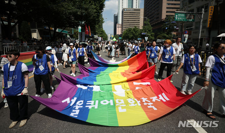 [서울=뉴시스] 김선웅 기자 = 1일 서울 중구 을지로 일대에서 제24회 서울퀴어문화축제가 열리고 있다. 2023.07.01. mangusta@newsis.com