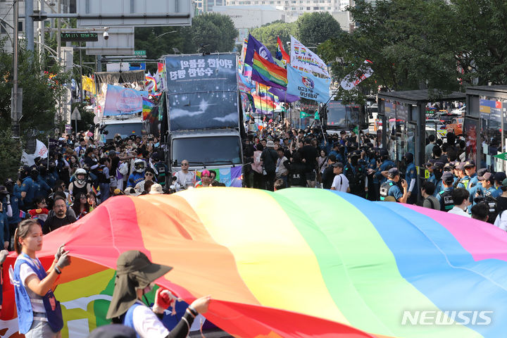 [서울=뉴시스] 권창회 기자 = 1일 오후 서울 을지로 일대에서 열린 제24회 서울퀴어문화축제에서 참가자들이 행진을 하고 있다. 2023.07.01. kch0523@newsis.com