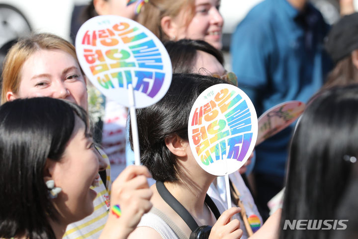 [서울=뉴시스] 권창회 기자 = 1일 오후 서울 을지로 일대에서 열린 제24회 서울퀴어문화축제에서 참가자들이 행진을 하고 있다. 2023.07.01. kch0523@newsis.com