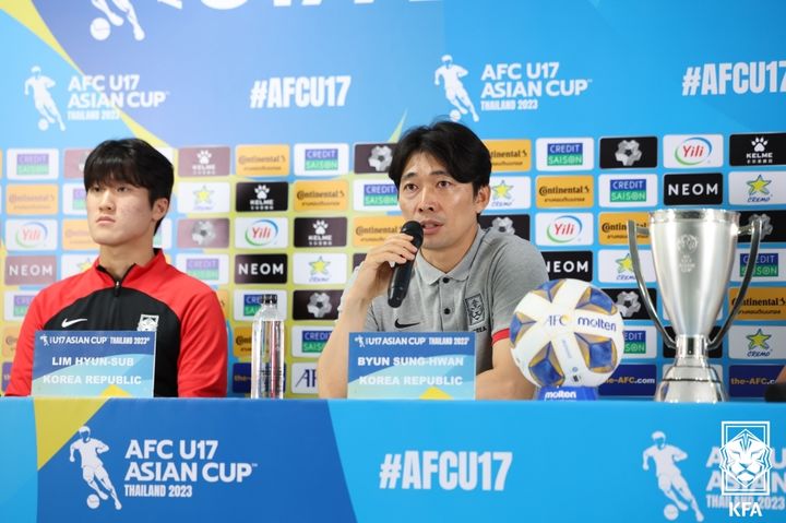 [서울=뉴시스] 권창회 기자 = 1일(현지시간) 태국 빠툼타니스타디움에서 열리는 2023 AFC U-17 아시안컵 한국과 일본의 결승전을 하루 앞두고 열린 공식 기자회견에서 변성환 감독이 발언하고 있다. (사진=한국축구협회 제공) 2023.07.01. photo@newsis.com *재판매 및 DB 금지