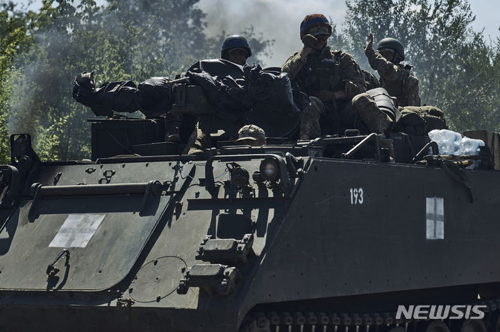 [자포리자=AP/뉴시스] 러시아 스푸트니크 통신은 22일(현지시간) 우크라이나 남부 자포리자에서 자사 군사 기자 1명이 사망하고 사진 기자 1명이 부상했다고 보도했다. 사진은 지난 1일 우크라이나 군인들이 자포리자 전선에서 장갑차에 올라 자리를 지키고 있는 모습. 2023.07.22.