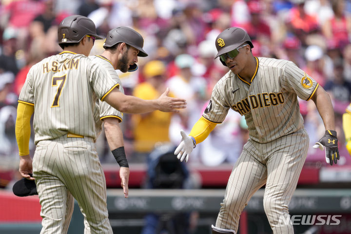 [신시내티=AP/뉴시스] 샌디에이고 파드리스의 김하성(왼쪽)이 1일(현지시각) 미 오하이오주 신시내티의 그레이트아메리칸볼파크에서 열린 2023 메이저리그(MLB) 신시내티 레즈와의 경기 6회 초 득점 후 3점 홈런을 친 후안 소토를 환영하고 있다. 김하성은 5타수 1안타 2득점을 기록했고 팀은 12-5로 대승했다. 2023.07.02.