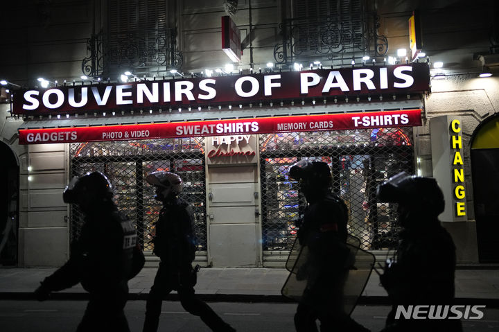 프랑스경찰에 살해된 10대 매장식, 전국 폭동에 마크롱 獨방문 연기