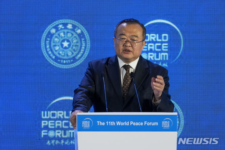 [베이징=AP/뉴시스] 2023년 7월 베이징의 한 호텔에서 열린 제11차 세계평화포럼 오찬 질의응답 시간에 중국 공산당의 류젠차오 대외연락부장이 발언하는 모습. 2024.05.30.