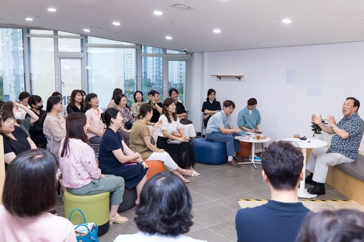 [뉴시스=세종]세종시 소담동 주민과 대화하는 최민호 세종시장.(사진=세종시) *재판매 및 DB 금지