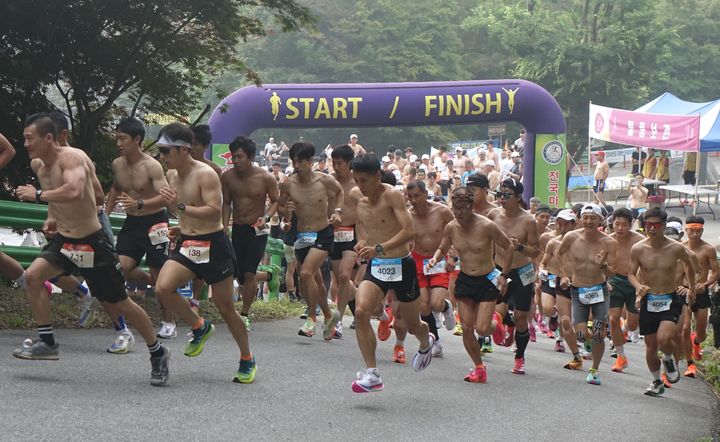 [보은=뉴시스] 안성수 기자 = 2일 충북 보은군 속리산 말티재 꼬부랑길에서 열린 '2023 보은 속리산 힐링 알몸 마라톤대회'에 참여한 마라토너들이 경기 시작과 함께 질주하고 있다. (사진=보은군 제공) 2023.7.2. photo@newsis.com *재판매 및 DB 금지