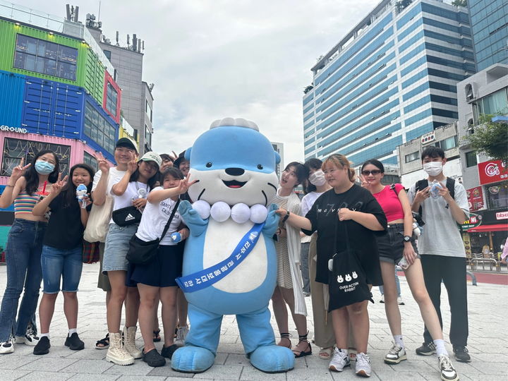 진주 관광캐릭터 '하모' 홍대앞 버스킹 등장…인기 폭발