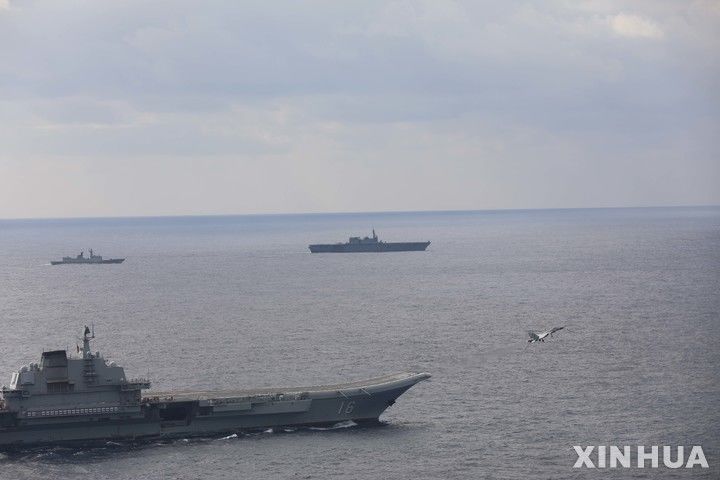 [베이징=신화/뉴시스]중국이 랴오닝성 다롄시의 조선소에서 첫 원자력 항공모함 건조를 시작했을 가능성이 높다고 일본 산케이신문이 16일 보도했다. 사진은 중국 항모 랴오닝함이 해상 전투 훈련을 하고 있는 모습. 날짜는 미상. 2025.12.16. *재판매 및 DB 금지