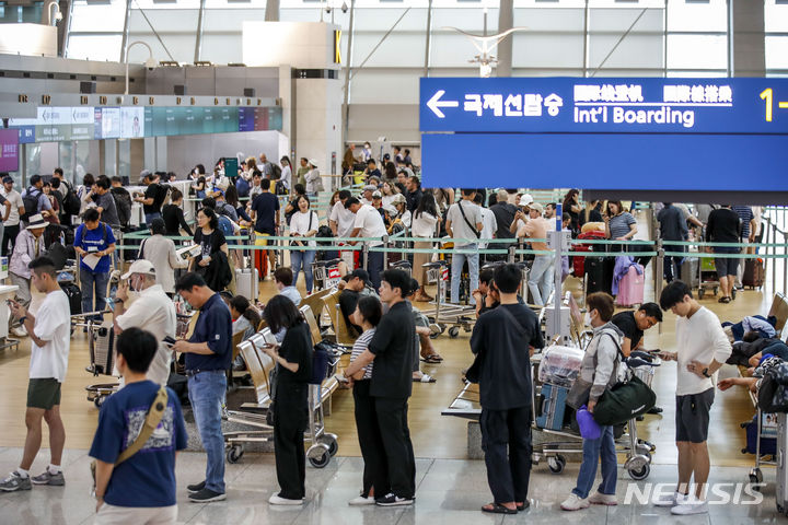 [인천공항=뉴시스] 정병혁 기자 = ﻿﻿여름 휴가를 다녀온 후 목과 허리 등이 뻐근하다며 후유증을 호소하는 사람들이 있다. 장시간 좁은 운전석과 항공기 좌석 등에서 고정된 자세로 있으면 피로가 누적돼 척추피로증후군, 근막동통증후군 등 근골격계 질환이 나타날 수 있다. 여행 후 충분히 쉰 후에도 통증이 계속된다면 진단을 받아볼 필요가 있다. 사진은 지난 2일 오전 인천국제공항 제1여객터미널 출국장 모습.  2023.07.02. jhope@newsis.com