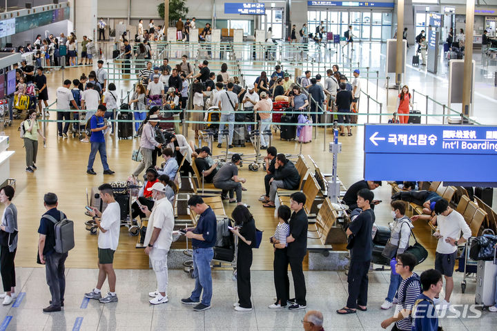 [인천공항=뉴시스] 정병혁 기자 = 2일 오전 인천국제공항 제1여객터미널 출국장이 여행객들로 붐비고 있다. 여름 휴가철 해외여행 수요가 폭발하면서 항공주가 강세 흐름을 이어가고 있다. 특히 경기불황으로 장거리 여행보다는 역대급 엔저 현상이 나타나고 있는 일본이나 동남아 등 단거리 여행수요가 많아 저비용 항공사(LCC)들의 긍정적 전망이 쏟아지고 있다.  2023.07.02. jhope@newsis.com