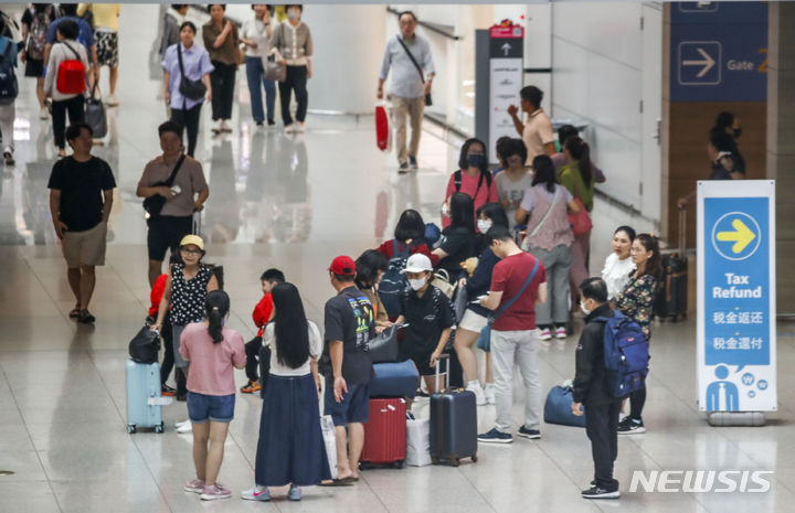[인천공항=뉴시스] 정병혁 기자 = 2일 오전 인천국제공항 제1여객터미널 면세점 구역이 여행객들로 붐비고 있다.. 2023.07.02. jhope@newsis.com