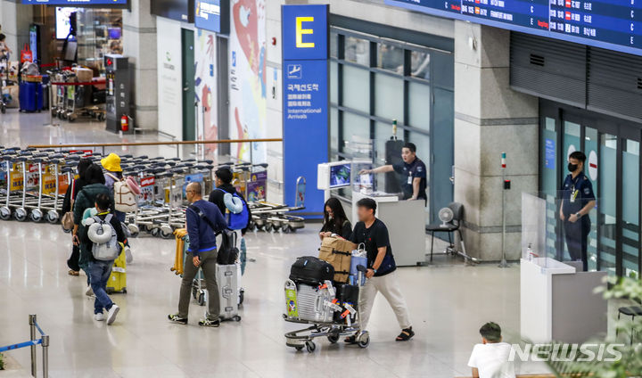 [인천공항=뉴시스] 정병혁 기자 = 인천국제공항 제1여객터미널 입국장이 여행객들로 붐비고 있다. 2023.07.02. jhope@newsis.com