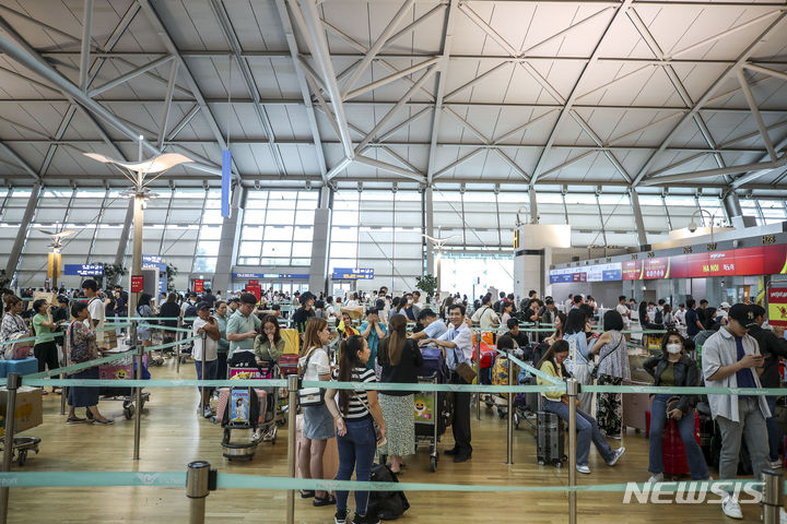 [인천공항=뉴시스] 정병혁 기자 = 2일 오전 인천국제공항 제1여객터미널 출국장이 여행객들로 붐비고 있다. 2023.07.02. jhope@newsis.com