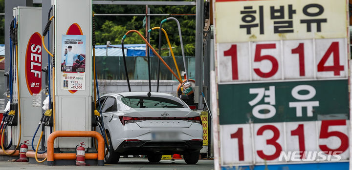 [서울=뉴시스] 정병혁 기자 = 휘발유와 경유 판매 가격이 각각 9주, 10주째 하락세를 보이고 있다. 한국석유공사 유가정보서비스 오피넷에 따르면 6월 넷째 주 기준 휘발유 판매 가격은 9주 연속 내려 리터 당 1572.1원으로 전주 대비 3.7원 하락했다. 경유 가격은 10주 연속 내려 1382.7원으로 전주 대비 4.9원 하락했다. 2일 서울시내 주유소에 유가정보가 나타나 있다. 2023.07.02. jhope@newsis.com