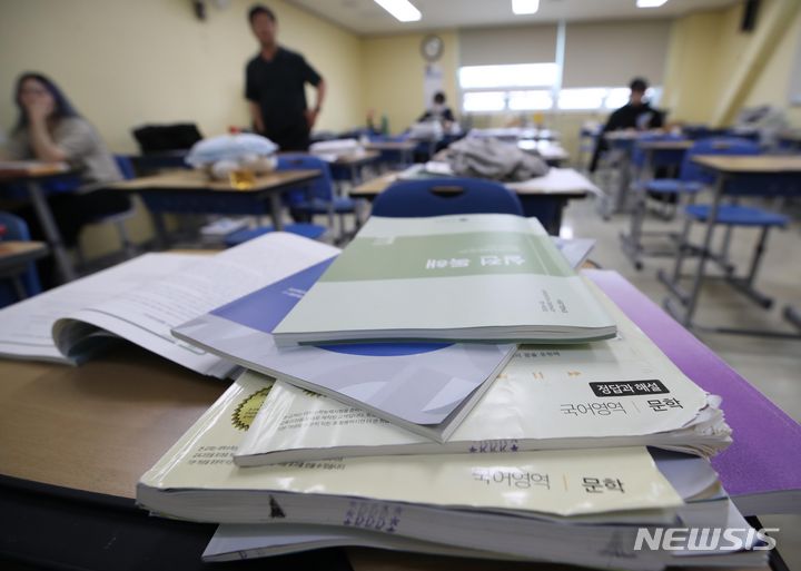 [서울=뉴시스] 조수정 기자 = 서울 양천구 종로학원 목동본원에서 수험생들이 자습을 하고 있다. 2023.07.02. chocrystal@newsis.com