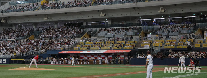 [서울=뉴시스] 김금보 기자 = 2023년 프로야구 관중수가 400만을 돌파하며 코로나19 유행 직전 수준으로 회복했다. 관중들이 2일 서울 구로구 고척스카이돔에서 열린 2023 프로야구 SSG 랜더스 대 키움 히어로즈의 경기를 관람하고 있다. 2023.07.02. kgb@newsis.com