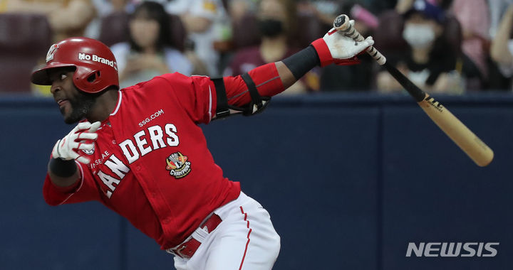 [서울=뉴시스] 김금보 기자 = 2일 서울 구로구 고척스카이돔에서 열린 2023 프로야구 SSG 랜더스 대 키움 히어로즈의 경기, 8회초 2사 만루 SSG 8번타자 에레디아가 역전 2타점 적시타를 치고 있다. 2023.07.02. kgb@newsis.com