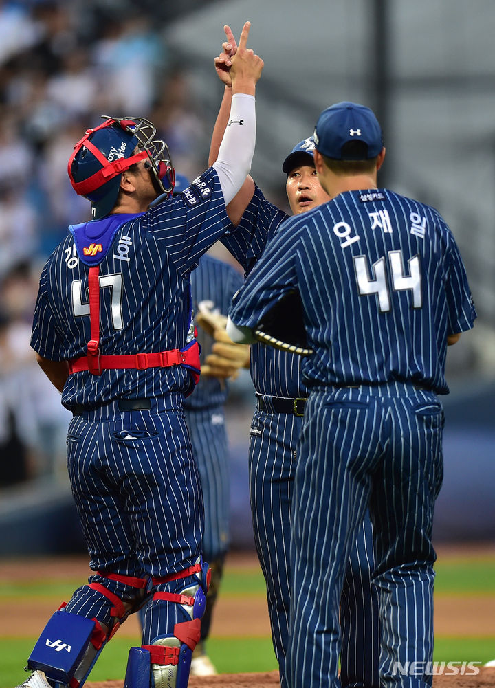 [대구=뉴시스] 이무열 기자 = 2일 오후 대구 삼성라이온즈파크에서 열린 프로야구 신한은행 SOL 2023 KBO리그 한화 이글스와 삼성 라이온즈의 경기, 2대1로 승리한 삼성 마무리 투수 오승환과 포수 강민호가 기뻐하고 있다. 2023.07.02. lmy@newsis.com