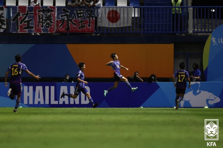[서울=뉴시스] 고승민 기자 = 2일(현지시간) 태국 빠툼타니스타디움에서 열린 2023 AFC U-17 아시안컵 결승전 대한민국 대 일본 경기, 후반전 득점을 성공한 일본 선수들이 자축하고 있다. (사진=KFA 제공) 2023.07.02. photo@newsis.com *재판매 및 DB 금지
