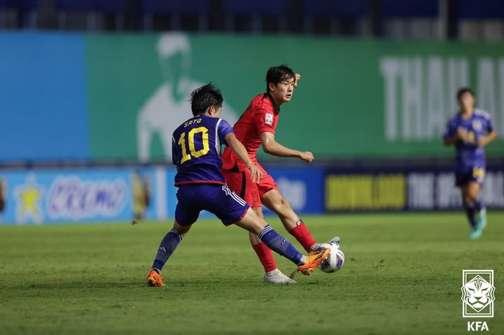 [서울=뉴시스] 고승민 기자 = 2일(현지시간) 태국 빠툼타니스타디움에서 열린 2023 AFC U-17 아시안컵 결승전 대한민국 대 일본 경기, 한국 윤도영이 패스를 시도하고 있다. (사진=KFA 제공) 2023.07.02. photo@newsis.com *재판매 및 DB 금지